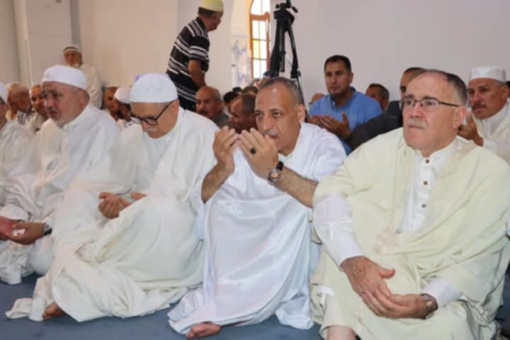 في أجواء روحانية مهيبة.. والي البويرة يشرف على افتتاح مسجد آث براهم العتيق بعد ترميمه