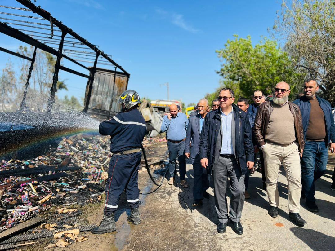 والي الطارف يتفقد موقع حادث اصطدام قطار بشاحنة بالذرعان