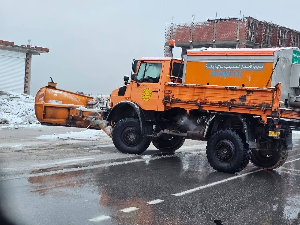 عمليات ميدانية متواصلة لفتح الطرق المغلقة بسبب الأمطار والثلوج