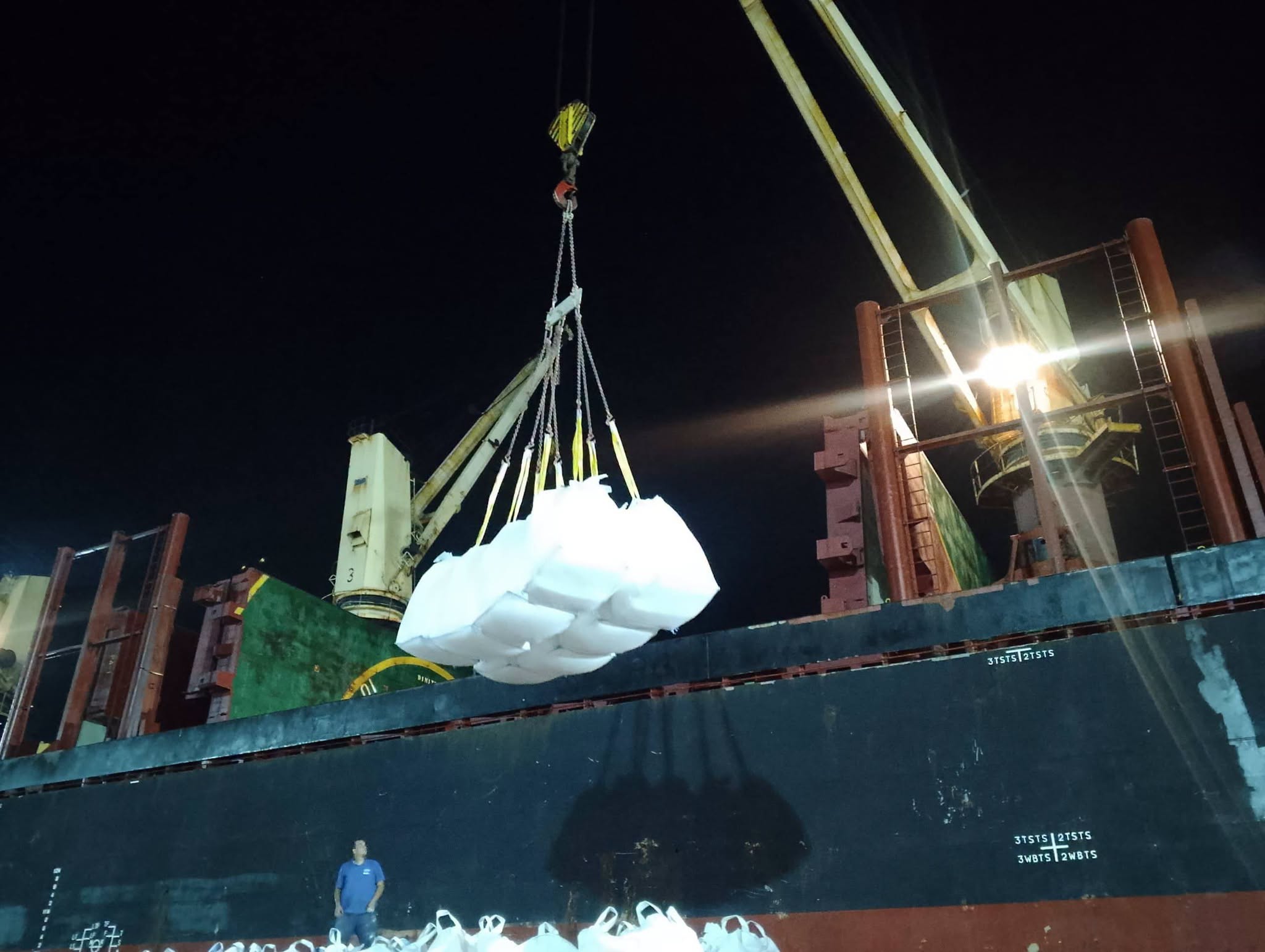 ميناء عنابة.. 22 ألف طن من الإسمنت الأبيض نحو غواتيمالا